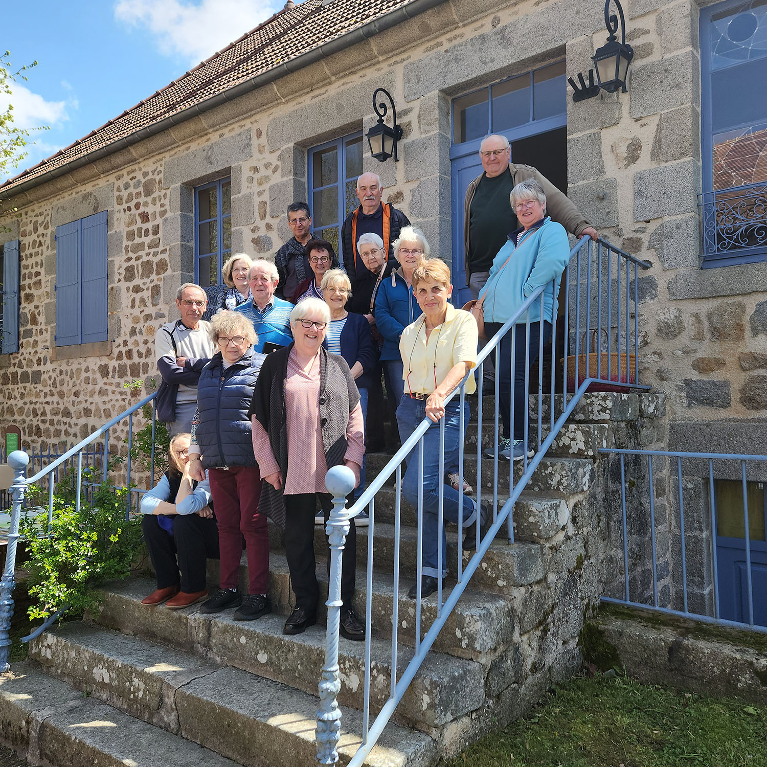 Élèves de l'école de patois de Lupersat devant la salle du conseil de Saint-Georges-Nigremont