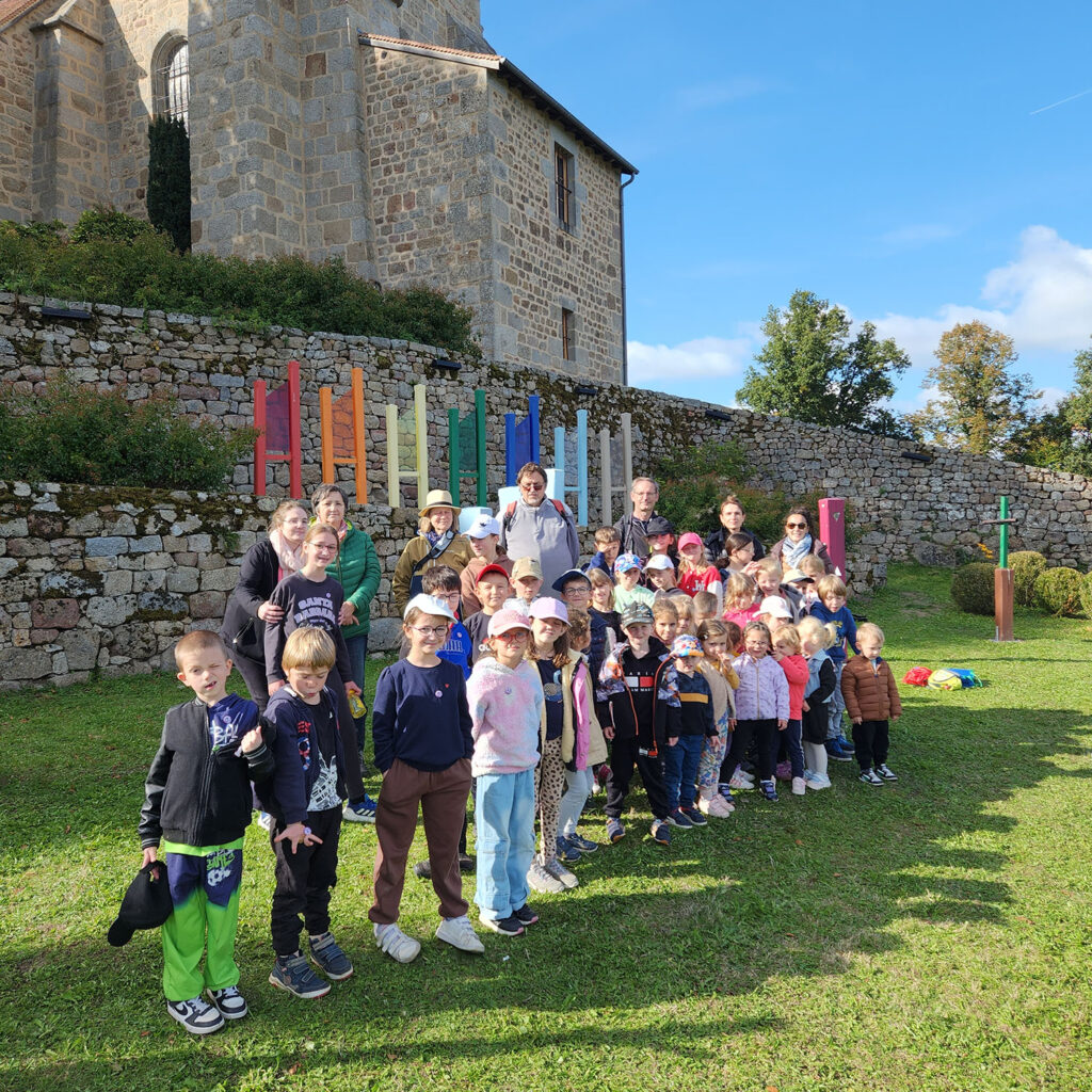 Photo des enfants de l'école de Mainsat au pied de Saint-Georges-Nigremont.