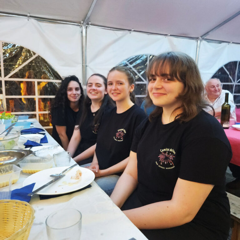 Une photo des jeunes bénévoles du comité des fêtes.