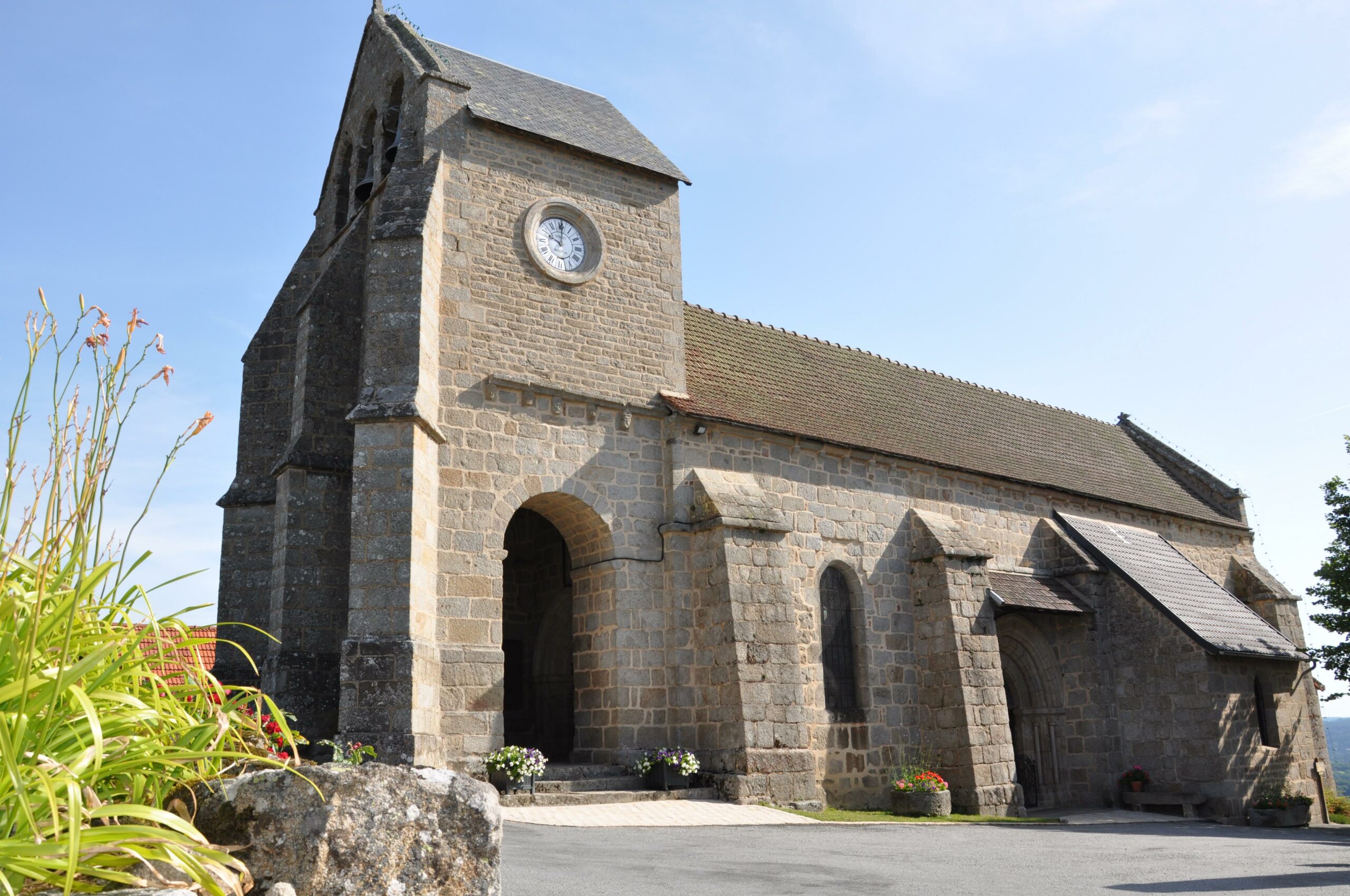 L'église du XIIIᵉ siècle, au centre du bourg de Saint-Georges-Nigremont