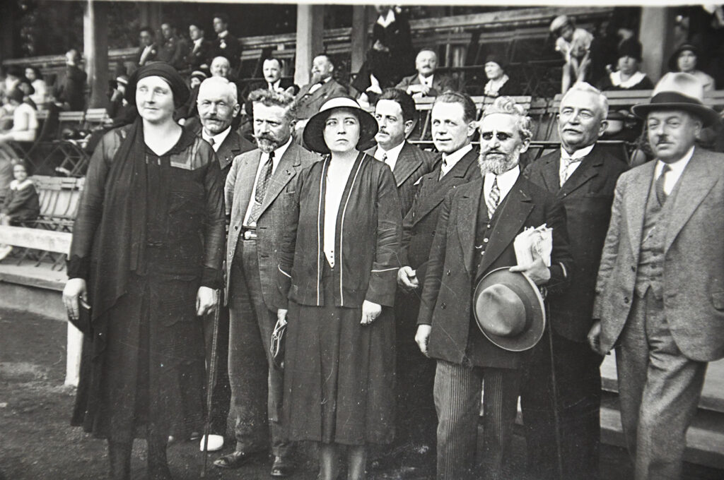 Photo en noir et blanc d'un groupe, Georges Nigremont est située au centre sur la photo