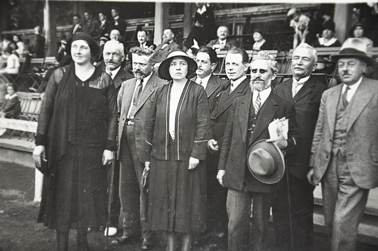 Photo en noir et blanc d'un groupe, Georges Nigremont est située au centre sur la photo