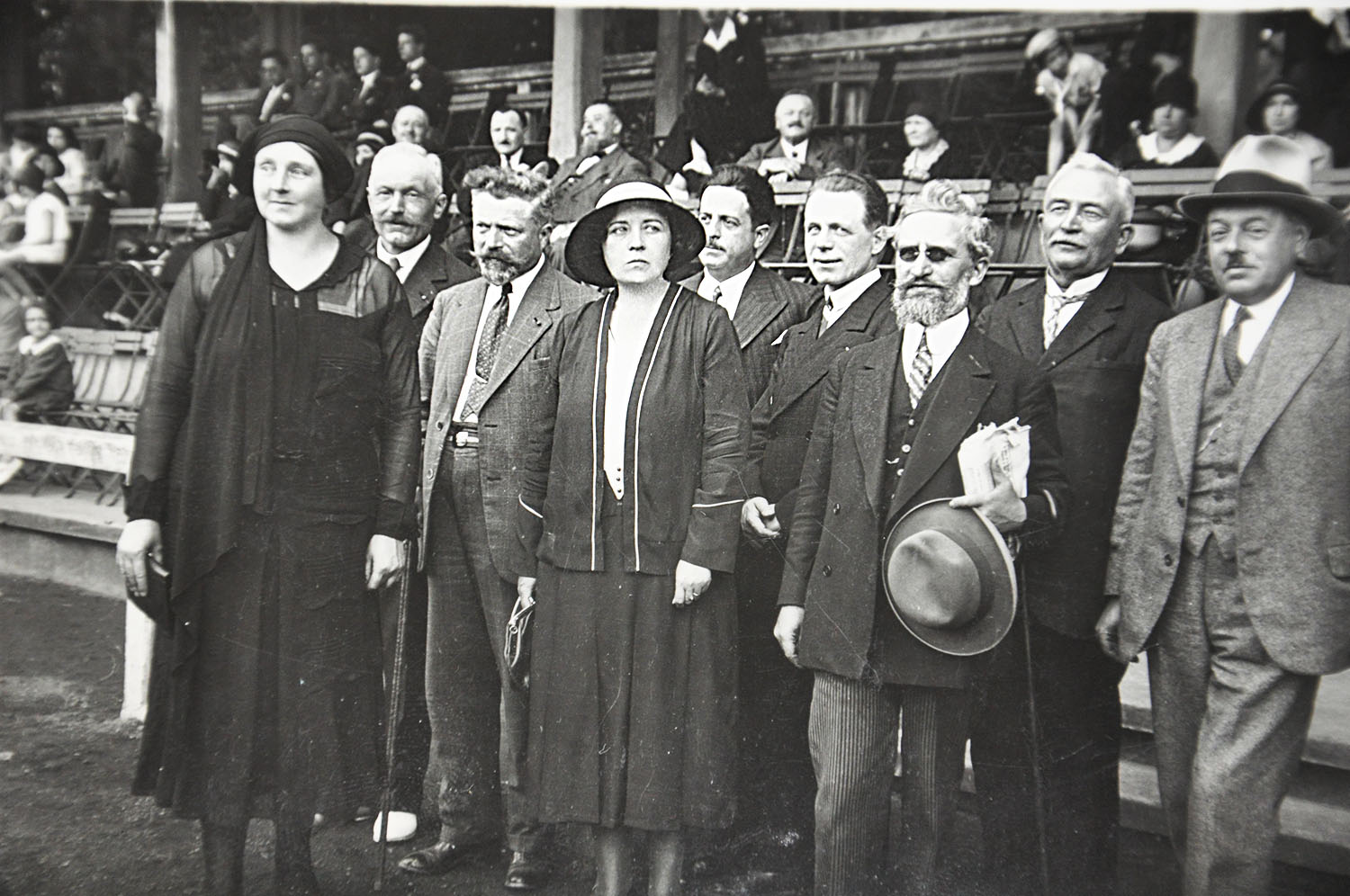 Photo en noir et blanc d'un groupe, Georges Nigremont est située au centre sur la photo