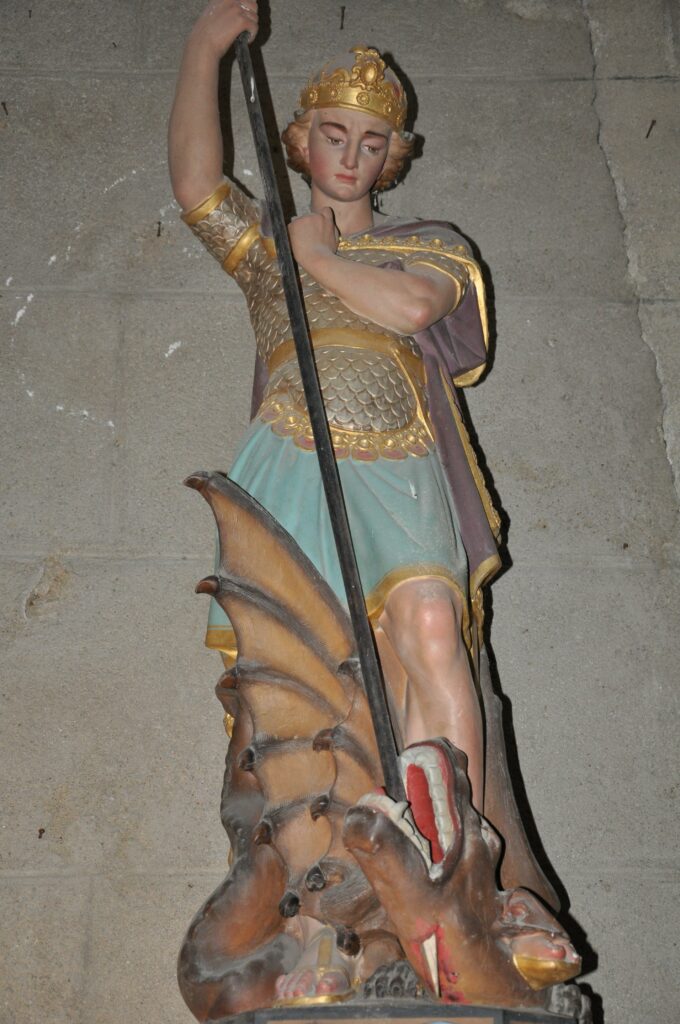 Statue présente dans l'église représentant St-Georges Terrassant le dragon.
