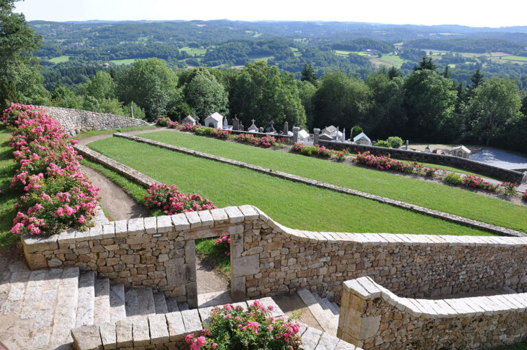 Photos des terrasses de Saint-Georges-Nigremont au printemps