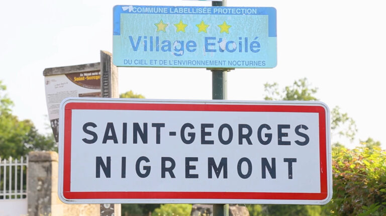 photo du panneau du village, avec la mention village étoilé