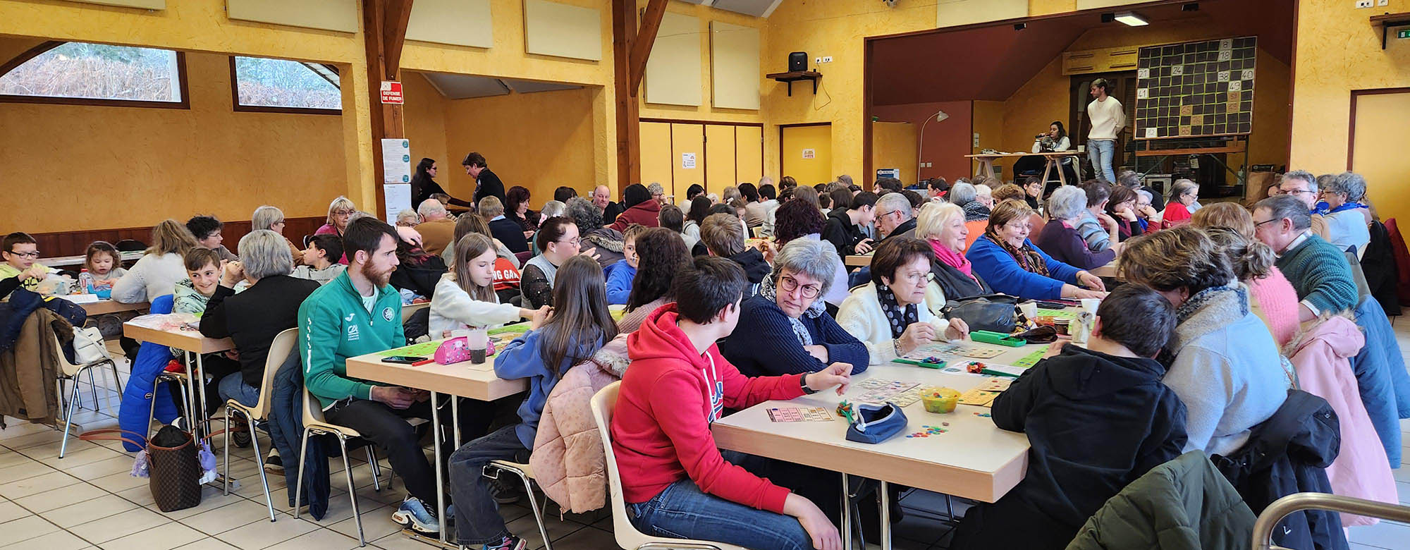 photo de la salle polyvalente remplie par les joueurs du loto